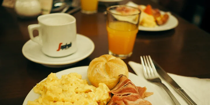 Podávají se vajíčka, sýry, uzeniny, ovoce, müsli, různé druhy pečiva a mnoho dalšího. 