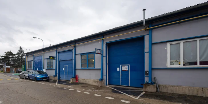 Autoservis sa nachádza v blízkosti nákupných centier, čakanie si tak môžete skrátiť rýchlym nákupom či kávičkou