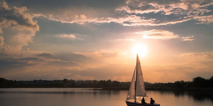 V létě můžete také k přírodnímu koupališti nebo k vodní nádrži, na které můžete zkusit například windsurfing. 