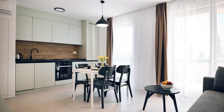 Zabývate sa v štúdiovom apartmáne s balkónom (32 m²) na prvom poschodí budovy, alebo v modernom apartmáne s terasou (38 m²) s terasou.