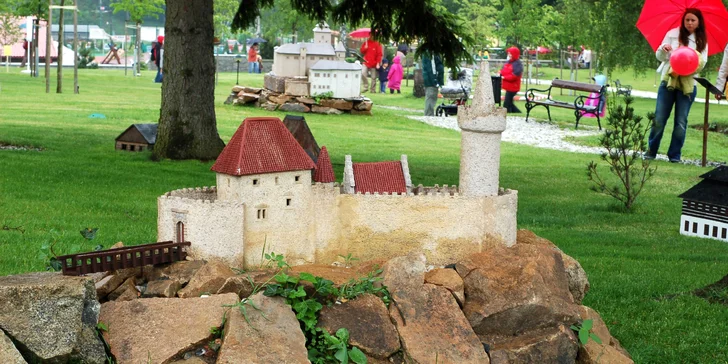V parku si prohlédněte miniatury českých hradů a zámků. 