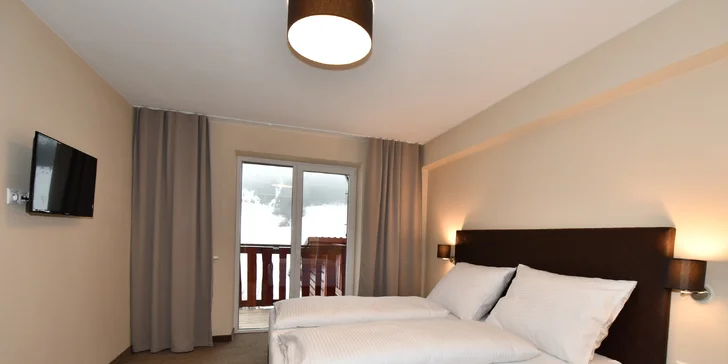 Pokoje mají balkon nebo lodžii.