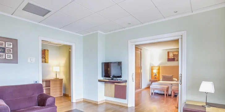 Všechny jednotky nabízejí koupelnu se sprchovým koutem, WC a fénem, individuální klimatizaci, SAT TV, minibar (za poplatek) a trezor. 