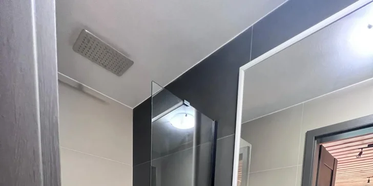 Kúpeľňa je vybavená sprchovacím kútom a toaletou.