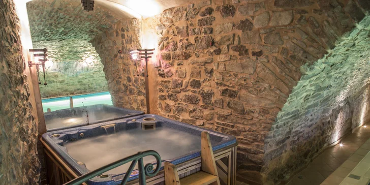 Ve wellness je bazén, vířivka pro 3–4 osoby, finská sauna a infrasauna, multifunkční vana se sprchou a parní lázní.