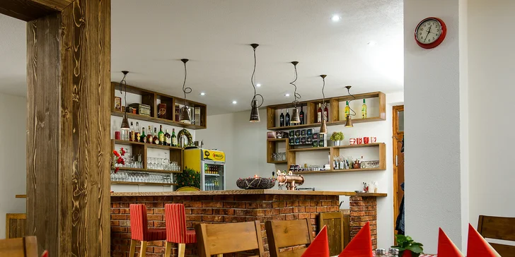 Kromě restaurace je v hotelu i denní bar a salonek.
