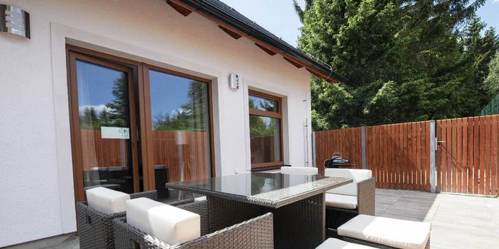 K přízemním apartmánům patří terasa s posezením a grilem (rodinný apartmán se dvěma ložnicemi).