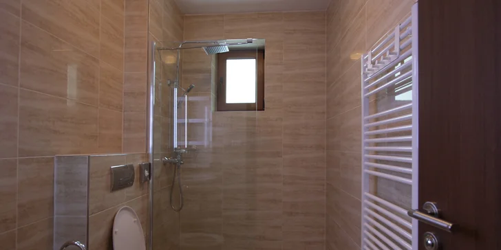 Kúpeľňa sociálnym zariadením v apartmáne 1.