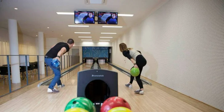 Součástí voucheru je i 20% sleva na další aktivity - např. tenis, badminton či bowling.