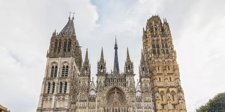 Dominantou hlavního města Normanského vévodství, Rouen, je gotická katedrála Nanebevzetí Panny Marie.
