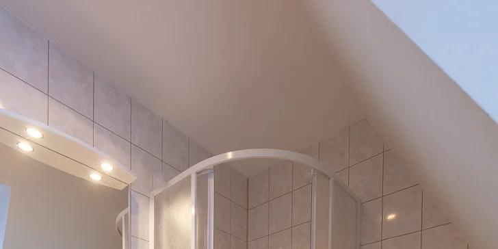 Koupelna je buď přímo v pokoji, nebo v chodbičce u pokoje. Využívat jí smí však vždy pouze jeden pokoj.