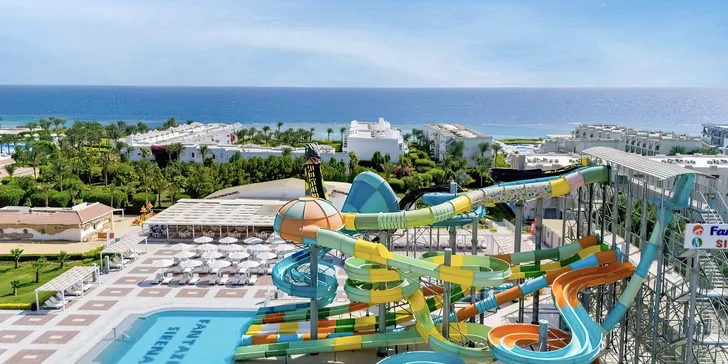 Resort stojí přímo na břehu Rudého moře a navíc se pyšní obrovským aquaparkem se 28 tobogány. 