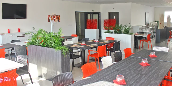 Restaurace se nachází ve sportovním areálu. Hostinu můžete spojit třeba s hrou nohejbalu. 