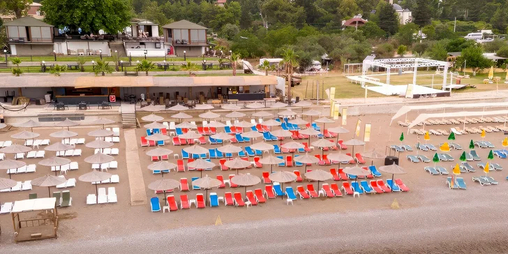 Pláž se nachází cca 100 metrů od hotelu.