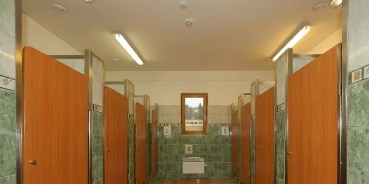 Chaty mají společné sociální zařízení.