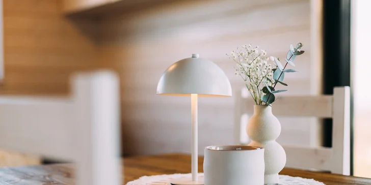 Stylový tiny house budete mít jen pro sebe a vejde se do něj celá rodina. Přijet sem ale můžete klidně jen ve dvou.