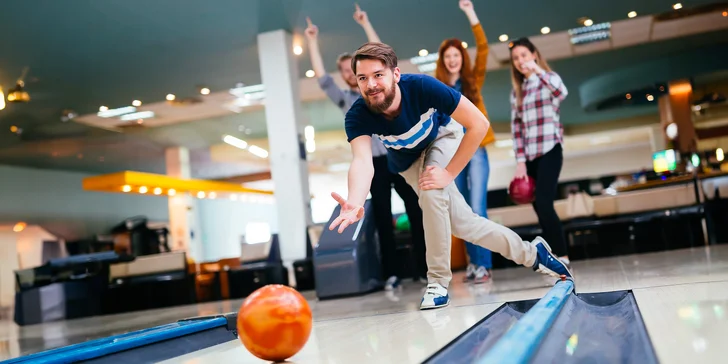 2 hod. plné zábavy: bowling až pro 6 osob v Karlových Varech