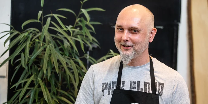 Všemi lekcemi vás provede Jaromír Čajomír Horák, člen světové čajové asociace World Tea Union (2008) a vítěz Tea Master Preparation ČR (2015)