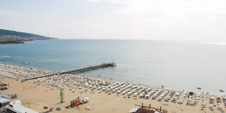 Můžete se těšit na nádhernou, 8 km dlouhou písčitou pláž s postupným sestupem do moře.