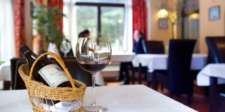 Jídlo si vychutnáte v elegantní restauraci. Ráno vás čeká bufetová snídaně, večer tříchodové menu.