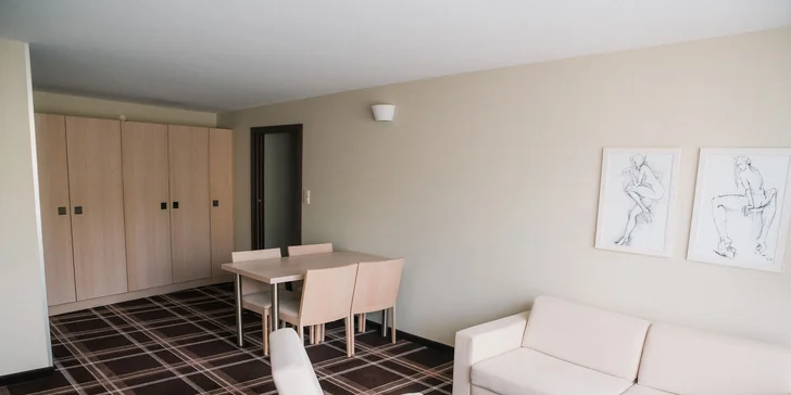 Izby sú vybavené TV, Wi-Fi pripojením, trezorom aj minibarom.