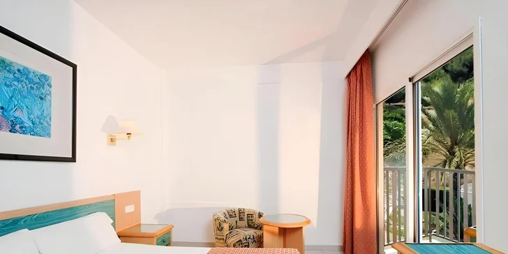 Pokoje mají TV, Wi-Fi, telefon i ledničku.