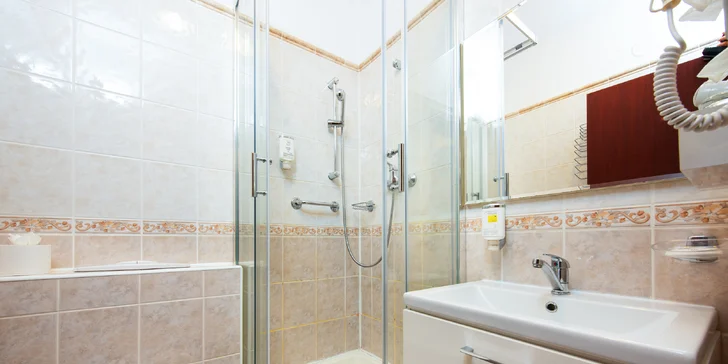 Všechny mají vlastní koupelnu. V apartmánu je vybavená rohovou vanou.