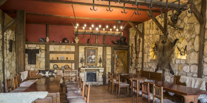 Restaurace je vyhlášená poctivou kuchyní, dělají se zde i pečená selátka, husy, kýty a další česká klasika.