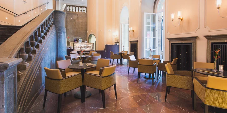 Přímo v hotelu najdete útulnou kavárnu s nabídkou dortů, sezónních specialit i místních vín.  
