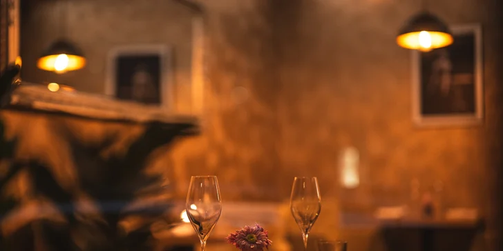Interiér je příjemný, elegantní. Vezměte sem na rande svou lásku nebo třeba rodiče na oslavu narozenin. 