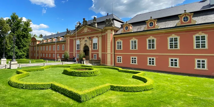 Hotel se nachází jen 500 m od zámku Dobříš.