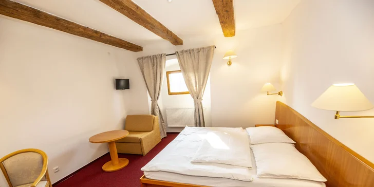 V koupelně apartmánu je masážní parní sprcha. 