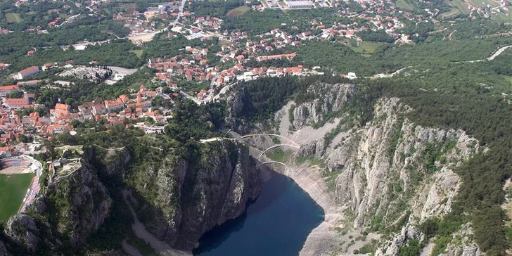 Další přírodní zajímavostí, kam pojedete, jsou Červené a Modré jezero u městeč­ka Imotski.