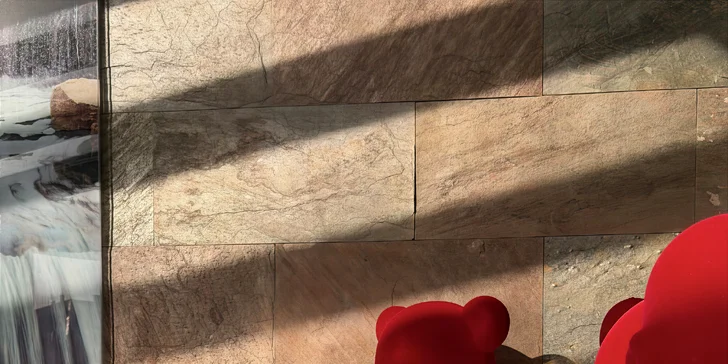 Na výběr je sauna s romantickou koupelí nebo masáž s vířivkou.