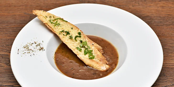 Ve francouzsky laděném menu nemůže chybět tradiční cibulačka.