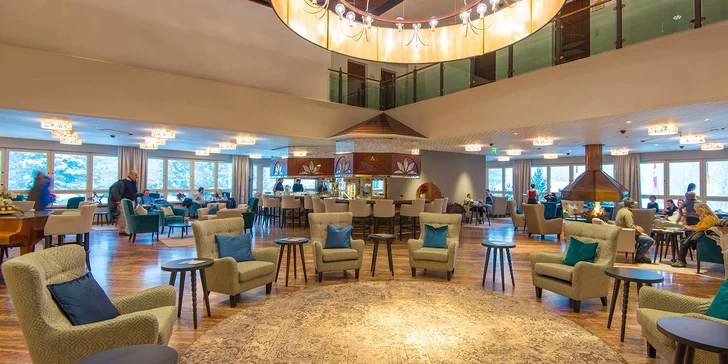 V hotelu Cesta Grand je krásný lobby bar s krbem a terasou.