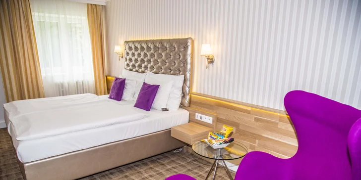 Pokoj má vlastní nezávislé topení, minibar, SAT TV s cca 25 programy, bezplatné Wi-Fi připojení, sociální zařízení a koupelnu s vanou. 