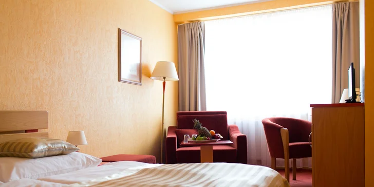 Na každém pokoji je televize, Wi-Fi, trezor i minibar. Pro děti vám rádi připraví i přistýlku.