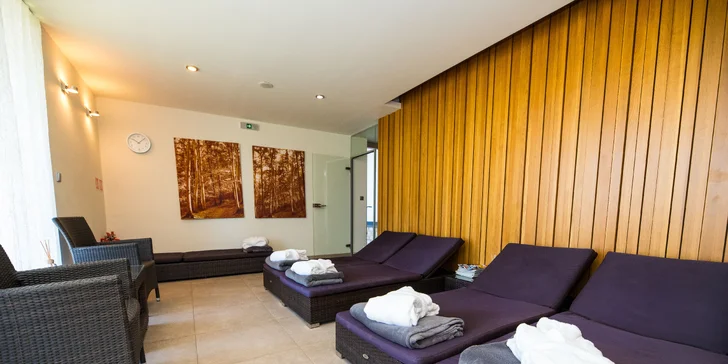 Součástí wellness je relaxační zóna s vodní postelí a lůžky.