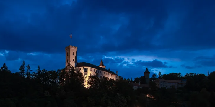 Pivovar se nachází pod hradem Rožmberk.
