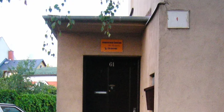 Vchod do Centra vede z ulice Sladkovského.