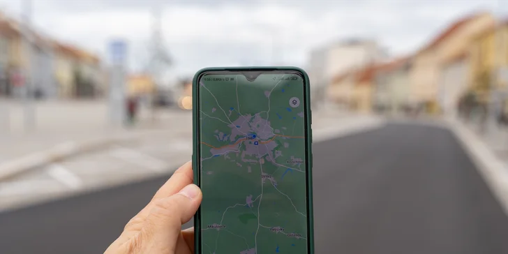 Hra se hraje pomocí chytrého telefonu.