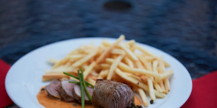 Večeře jsou podávány formou dvouchodového menu dle denní nabídky.