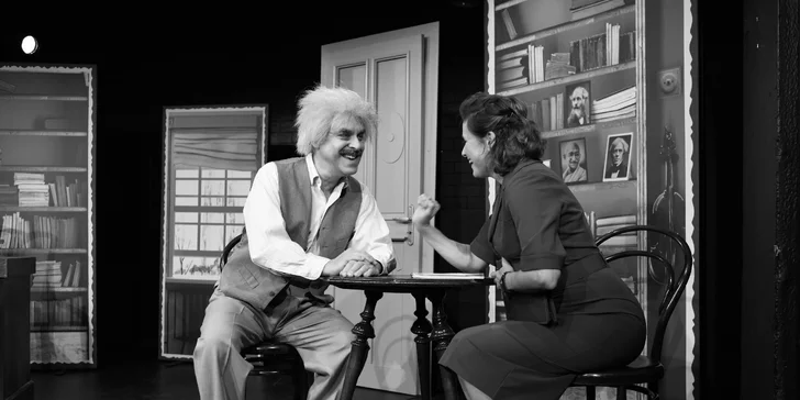 Hra Relativita pojednává o fiktivním setkání Alberta Einsteina s jeho dospělou dcerou. 