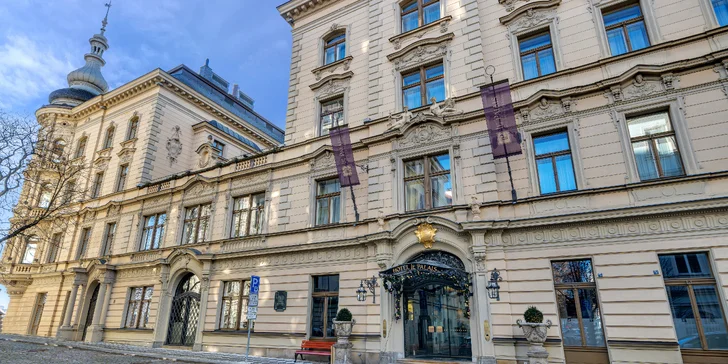 Hotel sa nachádza v historickej budove na Kráľovských Vinohradoch.