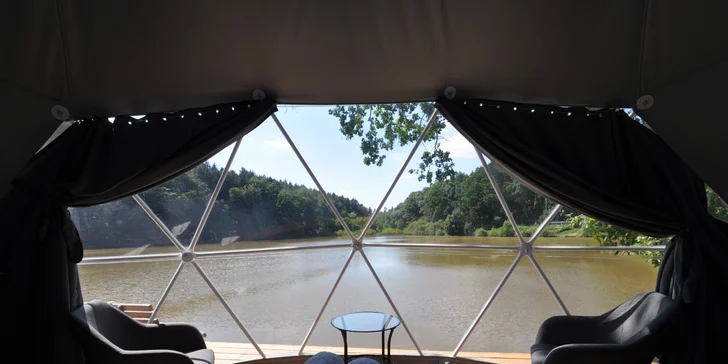 Je tu manželská postel a dvojlůžko pro děti v patře. (Igloo I.) V noci potom díky skylight oknu budete obdivovat hvězdy. (Igloo I.)