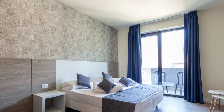 Ke třílůžkovému pokoji patří balkon. 