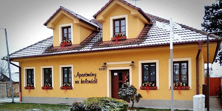2–3 dny strávíte přímo v Lednici, v moderních Apartmánech na kolonádě, které sousedí se zámeckým parkem.