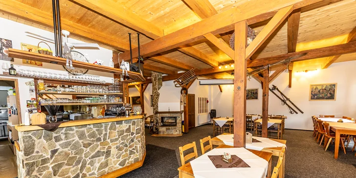 Součástí chaty je útulná restaurace, kam budete chodit na bufetové snídaně, v případě polopenze i na večeře formou výběru z menu. 
