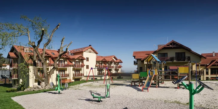 Venku je posilovna i dětské hřiště. 